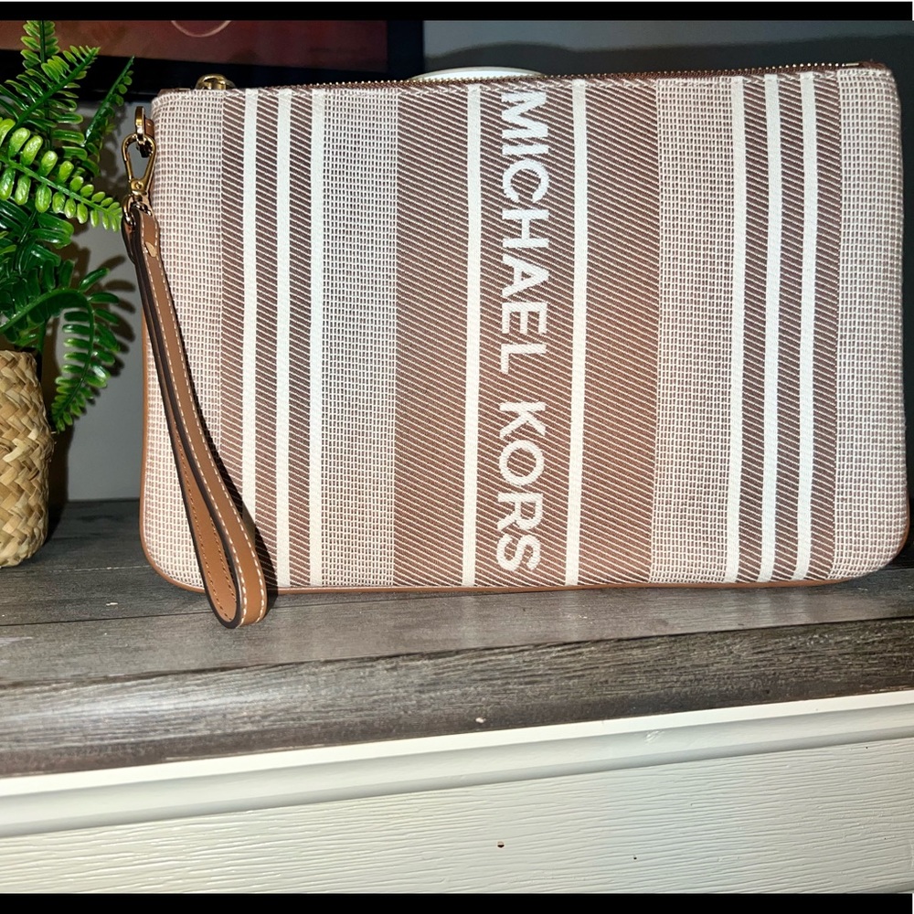 BRAND NEW Michael Kors Large Wristlet
